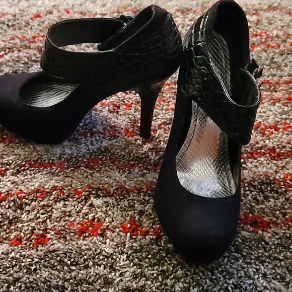 Shoes - Picture 2 of 3